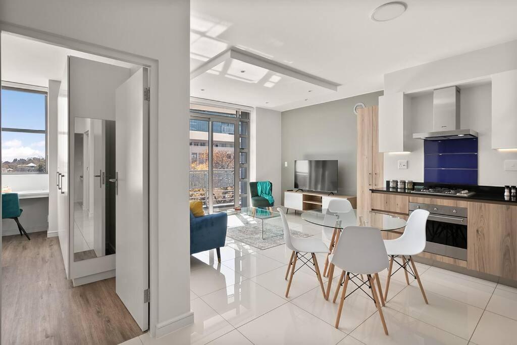 The Median Rosebank Luxury Apartment - Building With Generator Johannesburg Exterior photo